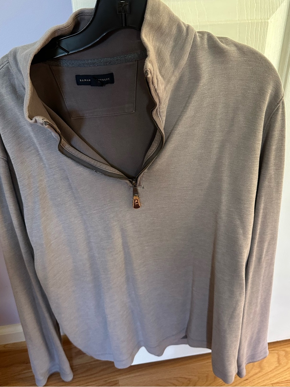 Banana Republic Men’s quarter zip jacket in gray size L